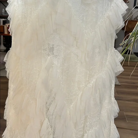 BCBG MAXAZRIA, sz 0, Ivory bridal/resort style of crêpe, lace and tulle. NWOT. - Picture 4 of 8